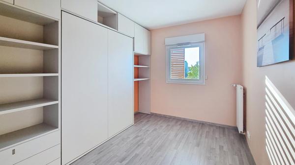 Deuxième étage - T2 récent avec balcon et vue dégagée !