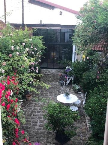 Maison Guignes de 244 M2 avec 722 m2 de jardin