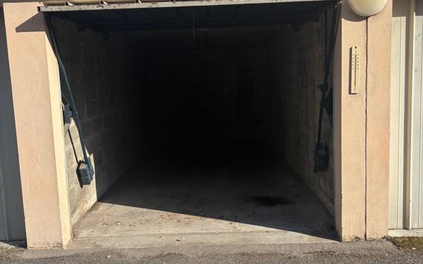 Stationnement à louer    13,50 m2 Annemasse