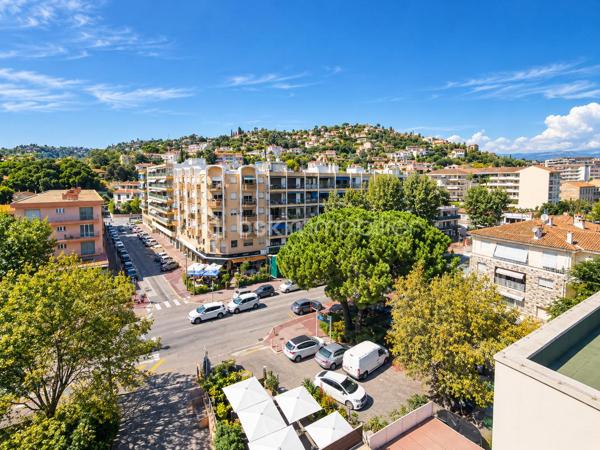 MANDELIEU – CENTRE-VILLE – DERNIER ÉTAGE D’ANGLE – VUE DÉGAGÉE

Au cœur de Mandelieu, découvrez ce très beau T1 de 33 m², situé en dernier étage d’angle, bénéficiant d’une belle luminosité et d’une vue dégagée sur les collines.

L’appartement se compose d’un séjour lumineux ouvrant sur une loggia de 6 m², d’une cuisine séparée, d’une salle de bains, d’un dégagement ainsi que de nombreux rangements.

Climatisation dans l’appartement.

La résidence bénéficie d’un emplacement particulièrement pratique : commerces, médecins et transports accessibles à pied, tout en profitant d’une situation agréable en centre-ville.

Un bien idéal pour un premier achat, un pied-à-terre ou un investissement locatif.

Charges 60E par mois 
Parking 70E par mois 
Syndic Cythia .

Ravalement déjà effectué.