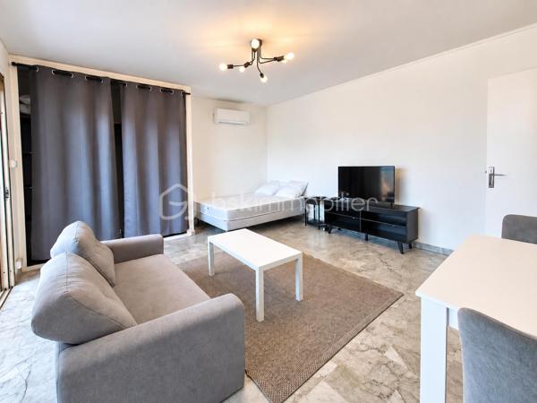 MANDELIEU – CENTRE-VILLE – DERNIER ÉTAGE D’ANGLE – VUE DÉGAGÉE

Au cœur de Mandelieu, découvrez ce très beau T1 de 33 m², situé en dernier étage d’angle, bénéficiant d’une belle luminosité et d’une vue dégagée sur les collines.

L’appartement se compose d’un séjour lumineux ouvrant sur une loggia de 6 m², d’une cuisine séparée, d’une salle de bains, d’un dégagement ainsi que de nombreux rangements.

Climatisation dans l’appartement.

La résidence bénéficie d’un emplacement particulièrement pratique : commerces, médecins et transports accessibles à pied, tout en profitant d’une situation agréable en centre-ville.

Un bien idéal pour un premier achat, un pied-à-terre ou un investissement locatif.

Charges 60E par mois 
Parking 70E par mois 
Syndic Cythia .

Ravalement déjà effectué.