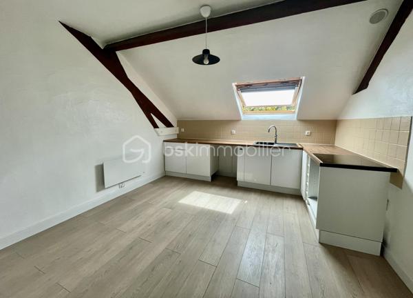 Vous recherchez votre investissement locatif idéal ou votre nid douillet ? Cette opportunité est faite pour vous !
Situé à proximité du centre ville, à Melun, découvrez ce charmant T2 d'environ 30 m², entièrement rénové, situé au 1er et dernier étage d'une copropriété de 4 Lots principaux avec Syndic Bénévole (Environ 160€ de charges annuelles !!)
Vous y trouverez une belle pièce de vie lumineuse avec espace cuisine, une vaste chambre indépendante ainsi qu'une spacieuse salle d'eau avec douche et WC. Une très grande cave est également prévue...
Ici, aucun chantier à prévoir : vous n'avez plus qu'à meubler et décorer !
⭐ Les atouts qui feront la différence
✔ Appartement entièrement rénové
✔ Petite copropriété de seulement 4 lots
✔ Syndic bénévole : des charges quasi nulles
✔ DPE D & Installation électrique sans anomalie
✔ Transports et centre ville à pied
✔ Charme des poutres apparentes
✔ Idéal Primo accédant ou investissement locatif
📍 Un emplacement pratique
Vous profitez d'un quartier calme tout en restant à proximité immédiate des commerces, écoles, services et lignes de bus permettant de rejoindre la gare de Melun en une dizaine de minutes, avec un accès rapide à Paris Gare de Lyon (Direct 25 min).
💡 Ce bien ne passera pas l'été à la vente...
Une visite suffira pour vous convaincre !