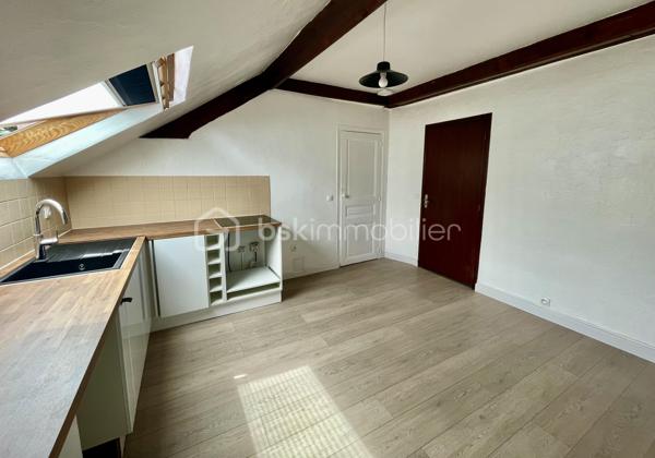 Vous recherchez votre investissement locatif idéal ou votre nid douillet ? Cette opportunité est faite pour vous !
Situé à proximité du centre ville, à Melun, découvrez ce charmant T2 d'environ 30 m², entièrement rénové, situé au 1er et dernier étage d'une copropriété de 4 Lots principaux avec Syndic Bénévole (Environ 160€ de charges annuelles !!)
Vous y trouverez une belle pièce de vie lumineuse avec espace cuisine, une vaste chambre indépendante ainsi qu'une spacieuse salle d'eau avec douche et WC. Une très grande cave est également prévue...
Ici, aucun chantier à prévoir : vous n'avez plus qu'à meubler et décorer !
⭐ Les atouts qui feront la différence
✔ Appartement entièrement rénové
✔ Petite copropriété de seulement 4 lots
✔ Syndic bénévole : des charges quasi nulles
✔ DPE D & Installation électrique sans anomalie
✔ Transports et centre ville à pied
✔ Charme des poutres apparentes
✔ Idéal Primo accédant ou investissement locatif
📍 Un emplacement pratique
Vous profitez d'un quartier calme tout en restant à proximité immédiate des commerces, écoles, services et lignes de bus permettant de rejoindre la gare de Melun en une dizaine de minutes, avec un accès rapide à Paris Gare de Lyon (Direct 25 min).
💡 Ce bien ne passera pas l'été à la vente...
Une visite suffira pour vous convaincre !