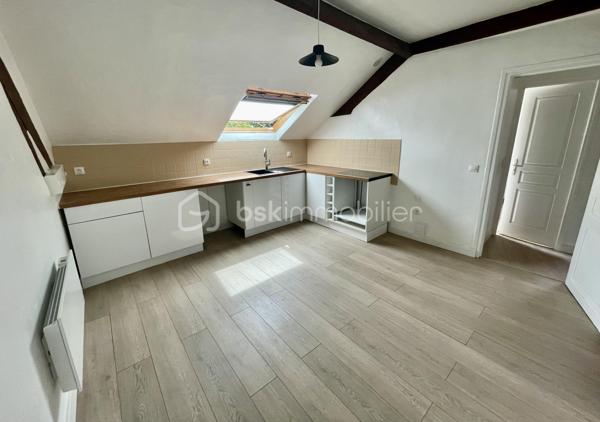 Vous recherchez votre investissement locatif idéal ou votre nid douillet ? Cette opportunité est faite pour vous !
Situé à proximité du centre ville, à Melun, découvrez ce charmant T2 d'environ 30 m², entièrement rénové, situé au 1er et dernier étage d'une copropriété de 4 Lots principaux avec Syndic Bénévole (Environ 160€ de charges annuelles !!)
Vous y trouverez une belle pièce de vie lumineuse avec espace cuisine, une vaste chambre indépendante ainsi qu'une spacieuse salle d'eau avec douche et WC. Une très grande cave est également prévue...
Ici, aucun chantier à prévoir : vous n'avez plus qu'à meubler et décorer !
⭐ Les atouts qui feront la différence
✔ Appartement entièrement rénové
✔ Petite copropriété de seulement 4 lots
✔ Syndic bénévole : des charges quasi nulles
✔ DPE D & Installation électrique sans anomalie
✔ Transports et centre ville à pied
✔ Charme des poutres apparentes
✔ Idéal Primo accédant ou investissement locatif
📍 Un emplacement pratique
Vous profitez d'un quartier calme tout en restant à proximité immédiate des commerces, écoles, services et lignes de bus permettant de rejoindre la gare de Melun en une dizaine de minutes, avec un accès rapide à Paris Gare de Lyon (Direct 25 min).
💡 Ce bien ne passera pas l'été à la vente...
Une visite suffira pour vous convaincre !