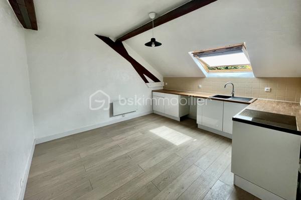Vous recherchez votre investissement locatif idéal ou votre nid douillet ? Cette opportunité est faite pour vous !
Situé à proximité du centre ville, à Melun, découvrez ce charmant T2 d'environ 30 m², entièrement rénové, situé au 1er et dernier étage d'une copropriété de 4 Lots principaux avec Syndic Bénévole (Environ 160€ de charges annuelles !!)
Vous y trouverez une belle pièce de vie lumineuse avec espace cuisine, une vaste chambre indépendante ainsi qu'une spacieuse salle d'eau avec douche et WC. Une très grande cave est également prévue...
Ici, aucun chantier à prévoir : vous n'avez plus qu'à meubler et décorer !
⭐ Les atouts qui feront la différence
✔ Appartement entièrement rénové
✔ Petite copropriété de seulement 4 lots
✔ Syndic bénévole : des charges quasi nulles
✔ DPE D & Installation électrique sans anomalie
✔ Transports et centre ville à pied
✔ Charme des poutres apparentes
✔ Idéal Primo accédant ou investissement locatif
📍 Un emplacement pratique
Vous profitez d'un quartier calme tout en restant à proximité immédiate des commerces, écoles, services et lignes de bus permettant de rejoindre la gare de Melun en une dizaine de minutes, avec un accès rapide à Paris Gare de Lyon (Direct 25 min).
💡 Ce bien ne passera pas l'été à la vente...
Une visite suffira pour vous convaincre !