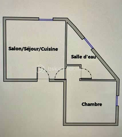 Vous recherchez votre investissement locatif idéal ou votre nid douillet ? Cette opportunité est faite pour vous !
Situé à proximité du centre ville, à Melun, découvrez ce charmant T2 d'environ 30 m², entièrement rénové, situé au 1er et dernier étage d'une copropriété de 4 Lots principaux avec Syndic Bénévole (Environ 160€ de charges annuelles !!)
Vous y trouverez une belle pièce de vie lumineuse avec espace cuisine, une vaste chambre indépendante ainsi qu'une spacieuse salle d'eau avec douche et WC. Une très grande cave est également prévue...
Ici, aucun chantier à prévoir : vous n'avez plus qu'à meubler et décorer !
⭐ Les atouts qui feront la différence
✔ Appartement entièrement rénové
✔ Petite copropriété de seulement 4 lots
✔ Syndic bénévole : des charges quasi nulles
✔ DPE D & Installation électrique sans anomalie
✔ Transports et centre ville à pied
✔ Charme des poutres apparentes
✔ Idéal Primo accédant ou investissement locatif
📍 Un emplacement pratique
Vous profitez d'un quartier calme tout en restant à proximité immédiate des commerces, écoles, services et lignes de bus permettant de rejoindre la gare de Melun en une dizaine de minutes, avec un accès rapide à Paris Gare de Lyon (Direct 25 min).
💡 Ce bien ne passera pas l'été à la vente...
Une visite suffira pour vous convaincre !