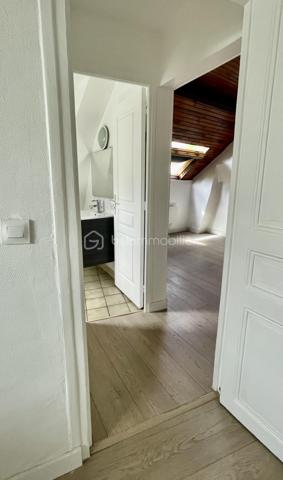 Vous recherchez votre investissement locatif idéal ou votre nid douillet ? Cette opportunité est faite pour vous !
Situé à proximité du centre ville, à Melun, découvrez ce charmant T2 d'environ 30 m², entièrement rénové, situé au 1er et dernier étage d'une copropriété de 4 Lots principaux avec Syndic Bénévole (Environ 160€ de charges annuelles !!)
Vous y trouverez une belle pièce de vie lumineuse avec espace cuisine, une vaste chambre indépendante ainsi qu'une spacieuse salle d'eau avec douche et WC. Une très grande cave est également prévue...
Ici, aucun chantier à prévoir : vous n'avez plus qu'à meubler et décorer !
⭐ Les atouts qui feront la différence
✔ Appartement entièrement rénové
✔ Petite copropriété de seulement 4 lots
✔ Syndic bénévole : des charges quasi nulles
✔ DPE D & Installation électrique sans anomalie
✔ Transports et centre ville à pied
✔ Charme des poutres apparentes
✔ Idéal Primo accédant ou investissement locatif
📍 Un emplacement pratique
Vous profitez d'un quartier calme tout en restant à proximité immédiate des commerces, écoles, services et lignes de bus permettant de rejoindre la gare de Melun en une dizaine de minutes, avec un accès rapide à Paris Gare de Lyon (Direct 25 min).
💡 Ce bien ne passera pas l'été à la vente...
Une visite suffira pour vous convaincre !