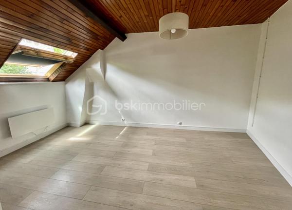 Vous recherchez votre investissement locatif idéal ou votre nid douillet ? Cette opportunité est faite pour vous !
Situé à proximité du centre ville, à Melun, découvrez ce charmant T2 d'environ 30 m², entièrement rénové, situé au 1er et dernier étage d'une copropriété de 4 Lots principaux avec Syndic Bénévole (Environ 160€ de charges annuelles !!)
Vous y trouverez une belle pièce de vie lumineuse avec espace cuisine, une vaste chambre indépendante ainsi qu'une spacieuse salle d'eau avec douche et WC. Une très grande cave est également prévue...
Ici, aucun chantier à prévoir : vous n'avez plus qu'à meubler et décorer !
⭐ Les atouts qui feront la différence
✔ Appartement entièrement rénové
✔ Petite copropriété de seulement 4 lots
✔ Syndic bénévole : des charges quasi nulles
✔ DPE D & Installation électrique sans anomalie
✔ Transports et centre ville à pied
✔ Charme des poutres apparentes
✔ Idéal Primo accédant ou investissement locatif
📍 Un emplacement pratique
Vous profitez d'un quartier calme tout en restant à proximité immédiate des commerces, écoles, services et lignes de bus permettant de rejoindre la gare de Melun en une dizaine de minutes, avec un accès rapide à Paris Gare de Lyon (Direct 25 min).
💡 Ce bien ne passera pas l'été à la vente...
Une visite suffira pour vous convaincre !