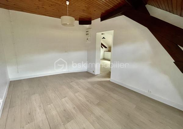 Vous recherchez votre investissement locatif idéal ou votre nid douillet ? Cette opportunité est faite pour vous !
Situé à proximité du centre ville, à Melun, découvrez ce charmant T2 d'environ 30 m², entièrement rénové, situé au 1er et dernier étage d'une copropriété de 4 Lots principaux avec Syndic Bénévole (Environ 160€ de charges annuelles !!)
Vous y trouverez une belle pièce de vie lumineuse avec espace cuisine, une vaste chambre indépendante ainsi qu'une spacieuse salle d'eau avec douche et WC. Une très grande cave est également prévue...
Ici, aucun chantier à prévoir : vous n'avez plus qu'à meubler et décorer !
⭐ Les atouts qui feront la différence
✔ Appartement entièrement rénové
✔ Petite copropriété de seulement 4 lots
✔ Syndic bénévole : des charges quasi nulles
✔ DPE D & Installation électrique sans anomalie
✔ Transports et centre ville à pied
✔ Charme des poutres apparentes
✔ Idéal Primo accédant ou investissement locatif
📍 Un emplacement pratique
Vous profitez d'un quartier calme tout en restant à proximité immédiate des commerces, écoles, services et lignes de bus permettant de rejoindre la gare de Melun en une dizaine de minutes, avec un accès rapide à Paris Gare de Lyon (Direct 25 min).
💡 Ce bien ne passera pas l'été à la vente...
Une visite suffira pour vous convaincre !