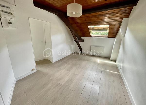 Vous recherchez votre investissement locatif idéal ou votre nid douillet ? Cette opportunité est faite pour vous !
Situé à proximité du centre ville, à Melun, découvrez ce charmant T2 d'environ 30 m², entièrement rénové, situé au 1er et dernier étage d'une copropriété de 4 Lots principaux avec Syndic Bénévole (Environ 160€ de charges annuelles !!)
Vous y trouverez une belle pièce de vie lumineuse avec espace cuisine, une vaste chambre indépendante ainsi qu'une spacieuse salle d'eau avec douche et WC. Une très grande cave est également prévue...
Ici, aucun chantier à prévoir : vous n'avez plus qu'à meubler et décorer !
⭐ Les atouts qui feront la différence
✔ Appartement entièrement rénové
✔ Petite copropriété de seulement 4 lots
✔ Syndic bénévole : des charges quasi nulles
✔ DPE D & Installation électrique sans anomalie
✔ Transports et centre ville à pied
✔ Charme des poutres apparentes
✔ Idéal Primo accédant ou investissement locatif
📍 Un emplacement pratique
Vous profitez d'un quartier calme tout en restant à proximité immédiate des commerces, écoles, services et lignes de bus permettant de rejoindre la gare de Melun en une dizaine de minutes, avec un accès rapide à Paris Gare de Lyon (Direct 25 min).
💡 Ce bien ne passera pas l'été à la vente...
Une visite suffira pour vous convaincre !