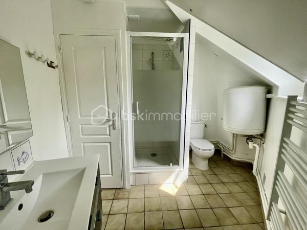 Vous recherchez votre investissement locatif idéal ou votre nid douillet ? Cette opportunité est faite pour vous !
Situé à proximité du centre ville, à Melun, découvrez ce charmant T2 d'environ 30 m², entièrement rénové, situé au 1er et dernier étage d'une copropriété de 4 Lots principaux avec Syndic Bénévole (Environ 160€ de charges annuelles !!)
Vous y trouverez une belle pièce de vie lumineuse avec espace cuisine, une vaste chambre indépendante ainsi qu'une spacieuse salle d'eau avec douche et WC. Une très grande cave est également prévue...
Ici, aucun chantier à prévoir : vous n'avez plus qu'à meubler et décorer !
⭐ Les atouts qui feront la différence
✔ Appartement entièrement rénové
✔ Petite copropriété de seulement 4 lots
✔ Syndic bénévole : des charges quasi nulles
✔ DPE D & Installation électrique sans anomalie
✔ Transports et centre ville à pied
✔ Charme des poutres apparentes
✔ Idéal Primo accédant ou investissement locatif
📍 Un emplacement pratique
Vous profitez d'un quartier calme tout en restant à proximité immédiate des commerces, écoles, services et lignes de bus permettant de rejoindre la gare de Melun en une dizaine de minutes, avec un accès rapide à Paris Gare de Lyon (Direct 25 min).
💡 Ce bien ne passera pas l'été à la vente...
Une visite suffira pour vous convaincre !