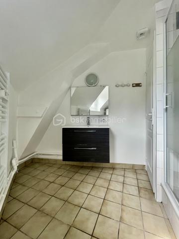 Vous recherchez votre investissement locatif idéal ou votre nid douillet ? Cette opportunité est faite pour vous !
Situé à proximité du centre ville, à Melun, découvrez ce charmant T2 d'environ 30 m², entièrement rénové, situé au 1er et dernier étage d'une copropriété de 4 Lots principaux avec Syndic Bénévole (Environ 160€ de charges annuelles !!)
Vous y trouverez une belle pièce de vie lumineuse avec espace cuisine, une vaste chambre indépendante ainsi qu'une spacieuse salle d'eau avec douche et WC. Une très grande cave est également prévue...
Ici, aucun chantier à prévoir : vous n'avez plus qu'à meubler et décorer !
⭐ Les atouts qui feront la différence
✔ Appartement entièrement rénové
✔ Petite copropriété de seulement 4 lots
✔ Syndic bénévole : des charges quasi nulles
✔ DPE D & Installation électrique sans anomalie
✔ Transports et centre ville à pied
✔ Charme des poutres apparentes
✔ Idéal Primo accédant ou investissement locatif
📍 Un emplacement pratique
Vous profitez d'un quartier calme tout en restant à proximité immédiate des commerces, écoles, services et lignes de bus permettant de rejoindre la gare de Melun en une dizaine de minutes, avec un accès rapide à Paris Gare de Lyon (Direct 25 min).
💡 Ce bien ne passera pas l'été à la vente...
Une visite suffira pour vous convaincre !