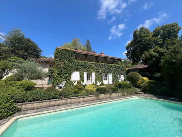 Belle propriété à rénover, comprenant un logement d'amis et offrant une vue sur un vallon boisé.