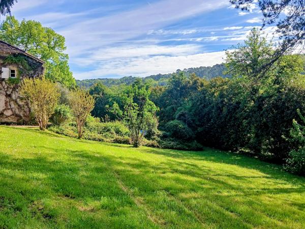 Belle propriété à rénover, comprenant un logement d'amis et offrant une vue sur un vallon boisé.