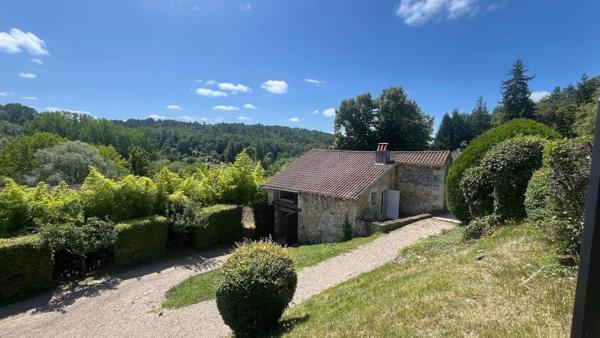 Belle propriété à rénover, comprenant un logement d'amis et offrant une vue sur un vallon boisé.