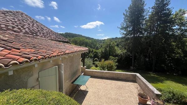 Belle propriété à rénover, comprenant un logement d'amis et offrant une vue sur un vallon boisé.