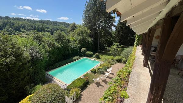 Belle propriété à rénover, comprenant un logement d'amis et offrant une vue sur un vallon boisé.