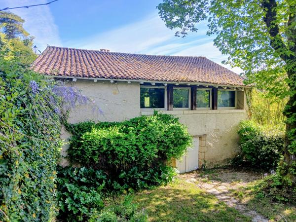 Belle propriété à rénover, comprenant un logement d'amis et offrant une vue sur un vallon boisé.