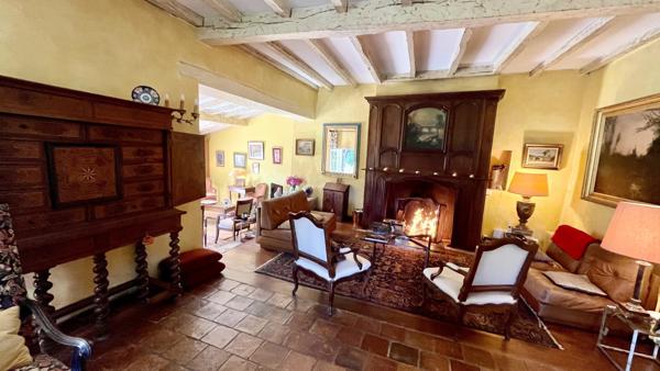 Belle propriété à rénover, comprenant un logement d'amis et offrant une vue sur un vallon boisé.