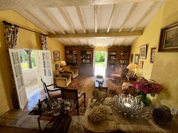 Belle propriété à rénover, comprenant un logement d'amis et offrant une vue sur un vallon boisé.