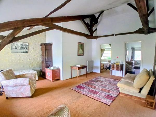 Belle propriété à rénover, comprenant un logement d'amis et offrant une vue sur un vallon boisé.