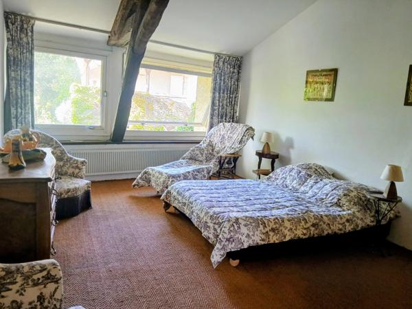 Belle propriété à rénover, comprenant un logement d'amis et offrant une vue sur un vallon boisé.