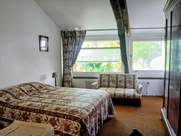 Belle propriété à rénover, comprenant un logement d'amis et offrant une vue sur un vallon boisé.
