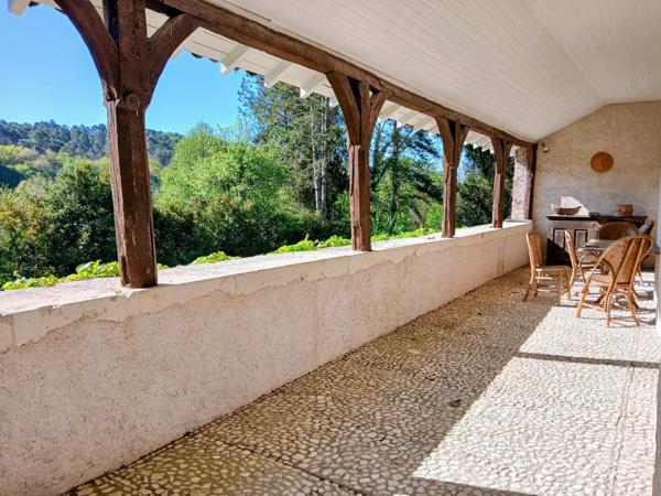 Belle propriété à rénover, comprenant un logement d'amis et offrant une vue sur un vallon boisé.