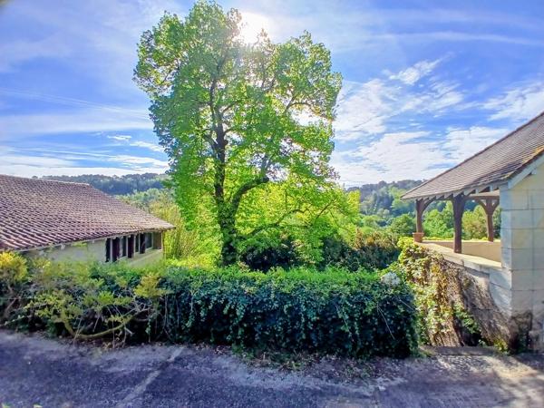 Belle propriété à rénover, comprenant un logement d'amis et offrant une vue sur un vallon boisé.