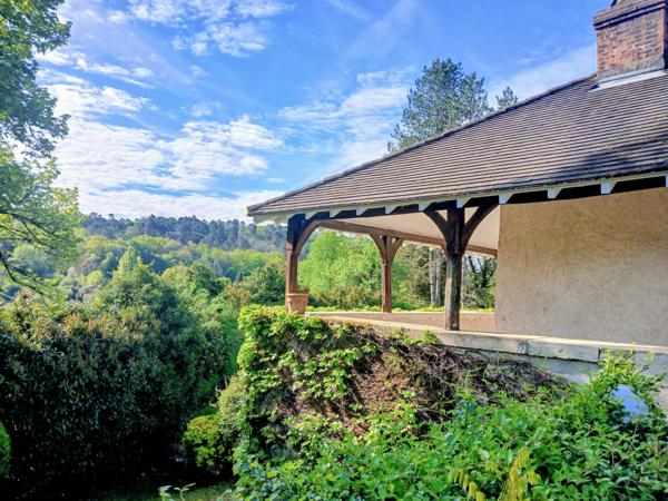 Belle propriété à rénover, comprenant un logement d'amis et offrant une vue sur un vallon boisé.