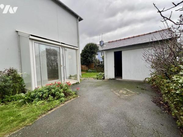 Dans le bourg - MAISON RENOVEE avec 3 CH et un grand garage