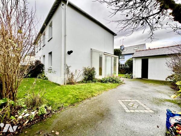 Dans le bourg - MAISON RENOVEE avec 3 CH et un grand garage