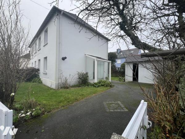 Dans le bourg - MAISON RENOVEE avec 3 CH et un grand garage
