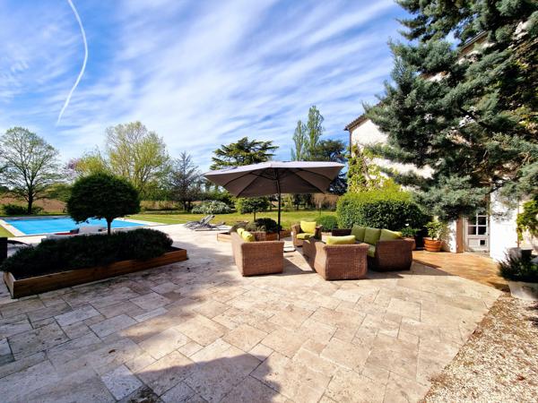 Manoir en Pierre avec Piscine, Terrain de Tennis & Grange – Près d'Eymet