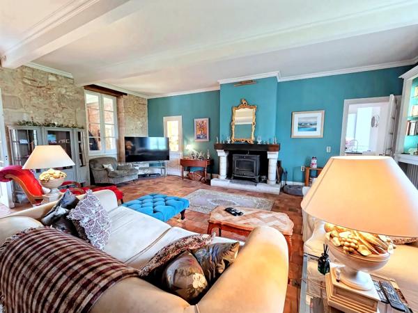 Manoir en Pierre avec Piscine, Terrain de Tennis & Grange – Près d'Eymet