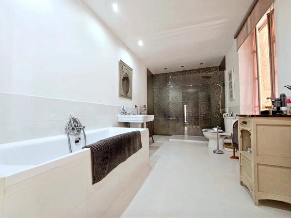 Manoir en Pierre avec Piscine, Terrain de Tennis & Grange – Près d'Eymet