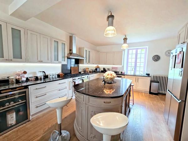 Manoir en Pierre avec Piscine, Terrain de Tennis & Grange – Près d'Eymet