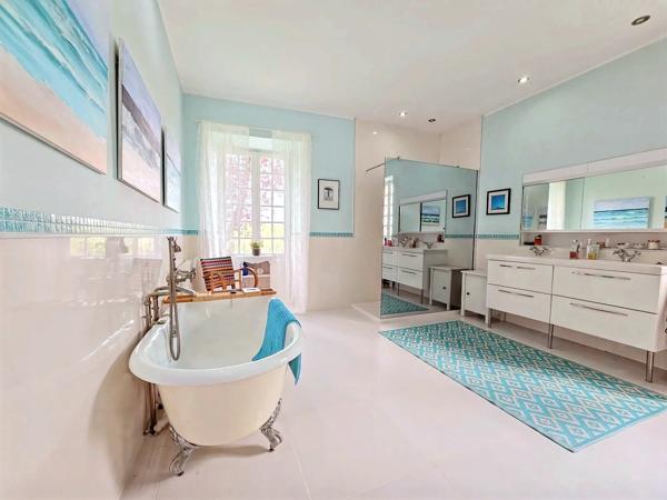 Manoir en Pierre avec Piscine, Terrain de Tennis & Grange – Près d'Eymet