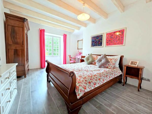 Manoir en Pierre avec Piscine, Terrain de Tennis & Grange – Près d'Eymet