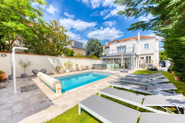 Découvrez cette superbe maison familiale aux prestations haut de gamme, pensée pour offrir confort, volumes et luminosité dans un environnement privilégié. Mitoyenne d’un seul côté, cette propriété séduit dès l’arrivée avec son portail coulissant et son vaste espace de stationnement pouvant accueillir jusqu’à trois véhicules.
À l’extérieur, tout a été imaginé pour profiter pleinement des beaux jours : agréable espace repas, coin détente, jardin soigneusement aménagé, piscine chauffée avec volet électrique, jacuzzi, ainsi qu’une généreuse terrasse permettant de recevoir famille et amis dans un cadre intimiste et ensoleillé. Exposé plein sud, le jardin bénéficie d’une luminosité exceptionnelle tout au long de la journée.
Quelques marches mènent à l’entrée de la maison, où vous découvrirez une magnifique pièce de vie baignée de lumière composée d’un salon séjour chaleureux et d’une cuisine ouverte moderne, entièrement équipée et aménagée. Son design épuré aux tons clairs permet de s’y projeter immédiatement. Une terrasse attenante offre un espace idéal pour profiter d’un café au soleil dès le matin.
Quelques marches plus bas, un second salon aux volumes impressionnants vient compléter les espaces de réception. Celui-ci s’ouvre sur une superbe véranda aménagée en cuisine d’été, entièrement équipée de baies vitrées accordéon permettant une ouverture totale sur le jardin et la piscine. Un véritable espace de vie dedans/dehors à l’esprit vacances et convivialité.
La maison dispose également d’un sous-sol total offrant de nombreuses possibilités d’aménagement : salle de sport, espace télétravail, atelier, buanderie, salle de jeux, cave ou stockage.
L’espace nuit est réparti sur deux étages desservis par un élégant escalier en colimaçon en bois.
Au premier étage, vous trouverez une première suite parentale avec terrasse privative, vue dégagée sur le jardin et la piscine, ainsi que sa salle de bain attenante. Une seconde très grande chambre, actuellement aménagée avec un vaste dressing, résulte de la réunion de deux chambres et peut facilement être redivisée afin de créer une chambre supplémentaire. Ce niveau comprend également une salle de bain familiale avec baignoire, double vasque et double douche communicante, ainsi qu’un WC indépendant.
Au dernier étage, les combles aménagés accueillent un superbe espace composé actuellement de deux pièces reliées, idéal pour un adolescent, une suite indépendante ou un espace salon/chambre. Cet étage dispose également de sa propre salle d’eau avec WC. Là encore, les volumes permettent facilement d’envisager une redistribution des espaces.
Aujourd’hui configurée avec 3 chambres, cette maison offre un fort potentiel d’aménagement et peut facilement être repensée pour accueillir jusqu’à 5 chambres selon les besoins.
Une propriété rare, aux volumes généreux et aux prestations de qualité, idéale pour une famille recherchant confort, modernité et espaces de vie exceptionnels.