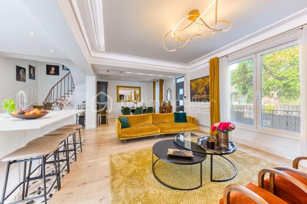 Découvrez cette superbe maison familiale aux prestations haut de gamme, pensée pour offrir confort, volumes et luminosité dans un environnement privilégié. Mitoyenne d’un seul côté, cette propriété séduit dès l’arrivée avec son portail coulissant et son vaste espace de stationnement pouvant accueillir jusqu’à trois véhicules.
À l’extérieur, tout a été imaginé pour profiter pleinement des beaux jours : agréable espace repas, coin détente, jardin soigneusement aménagé, piscine chauffée avec volet électrique, jacuzzi, ainsi qu’une généreuse terrasse permettant de recevoir famille et amis dans un cadre intimiste et ensoleillé. Exposé plein sud, le jardin bénéficie d’une luminosité exceptionnelle tout au long de la journée.
Quelques marches mènent à l’entrée de la maison, où vous découvrirez une magnifique pièce de vie baignée de lumière composée d’un salon séjour chaleureux et d’une cuisine ouverte moderne, entièrement équipée et aménagée. Son design épuré aux tons clairs permet de s’y projeter immédiatement. Une terrasse attenante offre un espace idéal pour profiter d’un café au soleil dès le matin.
Quelques marches plus bas, un second salon aux volumes impressionnants vient compléter les espaces de réception. Celui-ci s’ouvre sur une superbe véranda aménagée en cuisine d’été, entièrement équipée de baies vitrées accordéon permettant une ouverture totale sur le jardin et la piscine. Un véritable espace de vie dedans/dehors à l’esprit vacances et convivialité.
La maison dispose également d’un sous-sol total offrant de nombreuses possibilités d’aménagement : salle de sport, espace télétravail, atelier, buanderie, salle de jeux, cave ou stockage.
L’espace nuit est réparti sur deux étages desservis par un élégant escalier en colimaçon en bois.
Au premier étage, vous trouverez une première suite parentale avec terrasse privative, vue dégagée sur le jardin et la piscine, ainsi que sa salle de bain attenante. Une seconde très grande chambre, actuellement aménagée avec un vaste dressing, résulte de la réunion de deux chambres et peut facilement être redivisée afin de créer une chambre supplémentaire. Ce niveau comprend également une salle de bain familiale avec baignoire, double vasque et double douche communicante, ainsi qu’un WC indépendant.
Au dernier étage, les combles aménagés accueillent un superbe espace composé actuellement de deux pièces reliées, idéal pour un adolescent, une suite indépendante ou un espace salon/chambre. Cet étage dispose également de sa propre salle d’eau avec WC. Là encore, les volumes permettent facilement d’envisager une redistribution des espaces.
Aujourd’hui configurée avec 3 chambres, cette maison offre un fort potentiel d’aménagement et peut facilement être repensée pour accueillir jusqu’à 5 chambres selon les besoins.
Une propriété rare, aux volumes généreux et aux prestations de qualité, idéale pour une famille recherchant confort, modernité et espaces de vie exceptionnels.