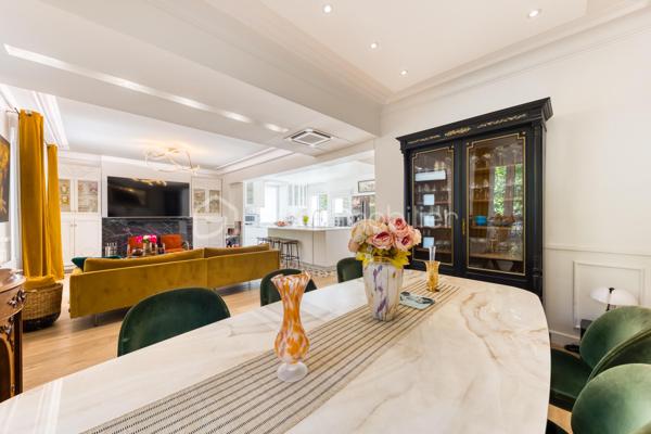 Découvrez cette superbe maison familiale aux prestations haut de gamme, pensée pour offrir confort, volumes et luminosité dans un environnement privilégié. Mitoyenne d’un seul côté, cette propriété séduit dès l’arrivée avec son portail coulissant et son vaste espace de stationnement pouvant accueillir jusqu’à trois véhicules.
À l’extérieur, tout a été imaginé pour profiter pleinement des beaux jours : agréable espace repas, coin détente, jardin soigneusement aménagé, piscine chauffée avec volet électrique, jacuzzi, ainsi qu’une généreuse terrasse permettant de recevoir famille et amis dans un cadre intimiste et ensoleillé. Exposé plein sud, le jardin bénéficie d’une luminosité exceptionnelle tout au long de la journée.
Quelques marches mènent à l’entrée de la maison, où vous découvrirez une magnifique pièce de vie baignée de lumière composée d’un salon séjour chaleureux et d’une cuisine ouverte moderne, entièrement équipée et aménagée. Son design épuré aux tons clairs permet de s’y projeter immédiatement. Une terrasse attenante offre un espace idéal pour profiter d’un café au soleil dès le matin.
Quelques marches plus bas, un second salon aux volumes impressionnants vient compléter les espaces de réception. Celui-ci s’ouvre sur une superbe véranda aménagée en cuisine d’été, entièrement équipée de baies vitrées accordéon permettant une ouverture totale sur le jardin et la piscine. Un véritable espace de vie dedans/dehors à l’esprit vacances et convivialité.
La maison dispose également d’un sous-sol total offrant de nombreuses possibilités d’aménagement : salle de sport, espace télétravail, atelier, buanderie, salle de jeux, cave ou stockage.
L’espace nuit est réparti sur deux étages desservis par un élégant escalier en colimaçon en bois.
Au premier étage, vous trouverez une première suite parentale avec terrasse privative, vue dégagée sur le jardin et la piscine, ainsi que sa salle de bain attenante. Une seconde très grande chambre, actuellement aménagée avec un vaste dressing, résulte de la réunion de deux chambres et peut facilement être redivisée afin de créer une chambre supplémentaire. Ce niveau comprend également une salle de bain familiale avec baignoire, double vasque et double douche communicante, ainsi qu’un WC indépendant.
Au dernier étage, les combles aménagés accueillent un superbe espace composé actuellement de deux pièces reliées, idéal pour un adolescent, une suite indépendante ou un espace salon/chambre. Cet étage dispose également de sa propre salle d’eau avec WC. Là encore, les volumes permettent facilement d’envisager une redistribution des espaces.
Aujourd’hui configurée avec 3 chambres, cette maison offre un fort potentiel d’aménagement et peut facilement être repensée pour accueillir jusqu’à 5 chambres selon les besoins.
Une propriété rare, aux volumes généreux et aux prestations de qualité, idéale pour une famille recherchant confort, modernité et espaces de vie exceptionnels.