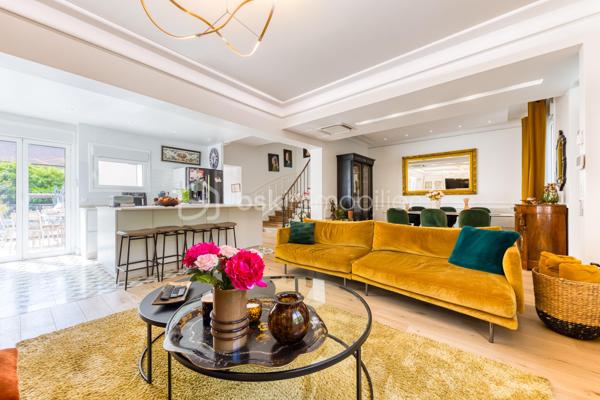Découvrez cette superbe maison familiale aux prestations haut de gamme, pensée pour offrir confort, volumes et luminosité dans un environnement privilégié. Mitoyenne d’un seul côté, cette propriété séduit dès l’arrivée avec son portail coulissant et son vaste espace de stationnement pouvant accueillir jusqu’à trois véhicules.
À l’extérieur, tout a été imaginé pour profiter pleinement des beaux jours : agréable espace repas, coin détente, jardin soigneusement aménagé, piscine chauffée avec volet électrique, jacuzzi, ainsi qu’une généreuse terrasse permettant de recevoir famille et amis dans un cadre intimiste et ensoleillé. Exposé plein sud, le jardin bénéficie d’une luminosité exceptionnelle tout au long de la journée.
Quelques marches mènent à l’entrée de la maison, où vous découvrirez une magnifique pièce de vie baignée de lumière composée d’un salon séjour chaleureux et d’une cuisine ouverte moderne, entièrement équipée et aménagée. Son design épuré aux tons clairs permet de s’y projeter immédiatement. Une terrasse attenante offre un espace idéal pour profiter d’un café au soleil dès le matin.
Quelques marches plus bas, un second salon aux volumes impressionnants vient compléter les espaces de réception. Celui-ci s’ouvre sur une superbe véranda aménagée en cuisine d’été, entièrement équipée de baies vitrées accordéon permettant une ouverture totale sur le jardin et la piscine. Un véritable espace de vie dedans/dehors à l’esprit vacances et convivialité.
La maison dispose également d’un sous-sol total offrant de nombreuses possibilités d’aménagement : salle de sport, espace télétravail, atelier, buanderie, salle de jeux, cave ou stockage.
L’espace nuit est réparti sur deux étages desservis par un élégant escalier en colimaçon en bois.
Au premier étage, vous trouverez une première suite parentale avec terrasse privative, vue dégagée sur le jardin et la piscine, ainsi que sa salle de bain attenante. Une seconde très grande chambre, actuellement aménagée avec un vaste dressing, résulte de la réunion de deux chambres et peut facilement être redivisée afin de créer une chambre supplémentaire. Ce niveau comprend également une salle de bain familiale avec baignoire, double vasque et double douche communicante, ainsi qu’un WC indépendant.
Au dernier étage, les combles aménagés accueillent un superbe espace composé actuellement de deux pièces reliées, idéal pour un adolescent, une suite indépendante ou un espace salon/chambre. Cet étage dispose également de sa propre salle d’eau avec WC. Là encore, les volumes permettent facilement d’envisager une redistribution des espaces.
Aujourd’hui configurée avec 3 chambres, cette maison offre un fort potentiel d’aménagement et peut facilement être repensée pour accueillir jusqu’à 5 chambres selon les besoins.
Une propriété rare, aux volumes généreux et aux prestations de qualité, idéale pour une famille recherchant confort, modernité et espaces de vie exceptionnels.
