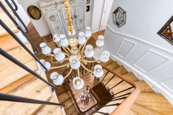 Découvrez cette superbe maison familiale aux prestations haut de gamme, pensée pour offrir confort, volumes et luminosité dans un environnement privilégié. Mitoyenne d’un seul côté, cette propriété séduit dès l’arrivée avec son portail coulissant et son vaste espace de stationnement pouvant accueillir jusqu’à trois véhicules.
À l’extérieur, tout a été imaginé pour profiter pleinement des beaux jours : agréable espace repas, coin détente, jardin soigneusement aménagé, piscine chauffée avec volet électrique, jacuzzi, ainsi qu’une généreuse terrasse permettant de recevoir famille et amis dans un cadre intimiste et ensoleillé. Exposé plein sud, le jardin bénéficie d’une luminosité exceptionnelle tout au long de la journée.
Quelques marches mènent à l’entrée de la maison, où vous découvrirez une magnifique pièce de vie baignée de lumière composée d’un salon séjour chaleureux et d’une cuisine ouverte moderne, entièrement équipée et aménagée. Son design épuré aux tons clairs permet de s’y projeter immédiatement. Une terrasse attenante offre un espace idéal pour profiter d’un café au soleil dès le matin.
Quelques marches plus bas, un second salon aux volumes impressionnants vient compléter les espaces de réception. Celui-ci s’ouvre sur une superbe véranda aménagée en cuisine d’été, entièrement équipée de baies vitrées accordéon permettant une ouverture totale sur le jardin et la piscine. Un véritable espace de vie dedans/dehors à l’esprit vacances et convivialité.
La maison dispose également d’un sous-sol total offrant de nombreuses possibilités d’aménagement : salle de sport, espace télétravail, atelier, buanderie, salle de jeux, cave ou stockage.
L’espace nuit est réparti sur deux étages desservis par un élégant escalier en colimaçon en bois.
Au premier étage, vous trouverez une première suite parentale avec terrasse privative, vue dégagée sur le jardin et la piscine, ainsi que sa salle de bain attenante. Une seconde très grande chambre, actuellement aménagée avec un vaste dressing, résulte de la réunion de deux chambres et peut facilement être redivisée afin de créer une chambre supplémentaire. Ce niveau comprend également une salle de bain familiale avec baignoire, double vasque et double douche communicante, ainsi qu’un WC indépendant.
Au dernier étage, les combles aménagés accueillent un superbe espace composé actuellement de deux pièces reliées, idéal pour un adolescent, une suite indépendante ou un espace salon/chambre. Cet étage dispose également de sa propre salle d’eau avec WC. Là encore, les volumes permettent facilement d’envisager une redistribution des espaces.
Aujourd’hui configurée avec 3 chambres, cette maison offre un fort potentiel d’aménagement et peut facilement être repensée pour accueillir jusqu’à 5 chambres selon les besoins.
Une propriété rare, aux volumes généreux et aux prestations de qualité, idéale pour une famille recherchant confort, modernité et espaces de vie exceptionnels.