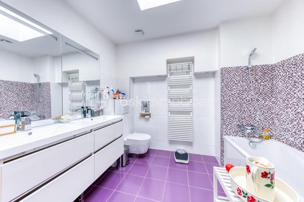 Découvrez cette superbe maison familiale aux prestations haut de gamme, pensée pour offrir confort, volumes et luminosité dans un environnement privilégié. Mitoyenne d’un seul côté, cette propriété séduit dès l’arrivée avec son portail coulissant et son vaste espace de stationnement pouvant accueillir jusqu’à trois véhicules.
À l’extérieur, tout a été imaginé pour profiter pleinement des beaux jours : agréable espace repas, coin détente, jardin soigneusement aménagé, piscine chauffée avec volet électrique, jacuzzi, ainsi qu’une généreuse terrasse permettant de recevoir famille et amis dans un cadre intimiste et ensoleillé. Exposé plein sud, le jardin bénéficie d’une luminosité exceptionnelle tout au long de la journée.
Quelques marches mènent à l’entrée de la maison, où vous découvrirez une magnifique pièce de vie baignée de lumière composée d’un salon séjour chaleureux et d’une cuisine ouverte moderne, entièrement équipée et aménagée. Son design épuré aux tons clairs permet de s’y projeter immédiatement. Une terrasse attenante offre un espace idéal pour profiter d’un café au soleil dès le matin.
Quelques marches plus bas, un second salon aux volumes impressionnants vient compléter les espaces de réception. Celui-ci s’ouvre sur une superbe véranda aménagée en cuisine d’été, entièrement équipée de baies vitrées accordéon permettant une ouverture totale sur le jardin et la piscine. Un véritable espace de vie dedans/dehors à l’esprit vacances et convivialité.
La maison dispose également d’un sous-sol total offrant de nombreuses possibilités d’aménagement : salle de sport, espace télétravail, atelier, buanderie, salle de jeux, cave ou stockage.
L’espace nuit est réparti sur deux étages desservis par un élégant escalier en colimaçon en bois.
Au premier étage, vous trouverez une première suite parentale avec terrasse privative, vue dégagée sur le jardin et la piscine, ainsi que sa salle de bain attenante. Une seconde très grande chambre, actuellement aménagée avec un vaste dressing, résulte de la réunion de deux chambres et peut facilement être redivisée afin de créer une chambre supplémentaire. Ce niveau comprend également une salle de bain familiale avec baignoire, double vasque et double douche communicante, ainsi qu’un WC indépendant.
Au dernier étage, les combles aménagés accueillent un superbe espace composé actuellement de deux pièces reliées, idéal pour un adolescent, une suite indépendante ou un espace salon/chambre. Cet étage dispose également de sa propre salle d’eau avec WC. Là encore, les volumes permettent facilement d’envisager une redistribution des espaces.
Aujourd’hui configurée avec 3 chambres, cette maison offre un fort potentiel d’aménagement et peut facilement être repensée pour accueillir jusqu’à 5 chambres selon les besoins.
Une propriété rare, aux volumes généreux et aux prestations de qualité, idéale pour une famille recherchant confort, modernité et espaces de vie exceptionnels.