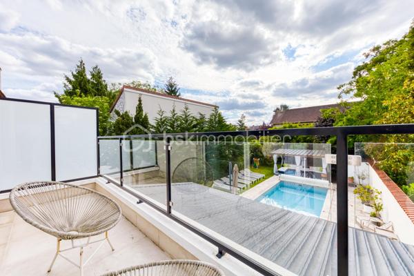 Découvrez cette superbe maison familiale aux prestations haut de gamme, pensée pour offrir confort, volumes et luminosité dans un environnement privilégié. Mitoyenne d’un seul côté, cette propriété séduit dès l’arrivée avec son portail coulissant et son vaste espace de stationnement pouvant accueillir jusqu’à trois véhicules.
À l’extérieur, tout a été imaginé pour profiter pleinement des beaux jours : agréable espace repas, coin détente, jardin soigneusement aménagé, piscine chauffée avec volet électrique, jacuzzi, ainsi qu’une généreuse terrasse permettant de recevoir famille et amis dans un cadre intimiste et ensoleillé. Exposé plein sud, le jardin bénéficie d’une luminosité exceptionnelle tout au long de la journée.
Quelques marches mènent à l’entrée de la maison, où vous découvrirez une magnifique pièce de vie baignée de lumière composée d’un salon séjour chaleureux et d’une cuisine ouverte moderne, entièrement équipée et aménagée. Son design épuré aux tons clairs permet de s’y projeter immédiatement. Une terrasse attenante offre un espace idéal pour profiter d’un café au soleil dès le matin.
Quelques marches plus bas, un second salon aux volumes impressionnants vient compléter les espaces de réception. Celui-ci s’ouvre sur une superbe véranda aménagée en cuisine d’été, entièrement équipée de baies vitrées accordéon permettant une ouverture totale sur le jardin et la piscine. Un véritable espace de vie dedans/dehors à l’esprit vacances et convivialité.
La maison dispose également d’un sous-sol total offrant de nombreuses possibilités d’aménagement : salle de sport, espace télétravail, atelier, buanderie, salle de jeux, cave ou stockage.
L’espace nuit est réparti sur deux étages desservis par un élégant escalier en colimaçon en bois.
Au premier étage, vous trouverez une première suite parentale avec terrasse privative, vue dégagée sur le jardin et la piscine, ainsi que sa salle de bain attenante. Une seconde très grande chambre, actuellement aménagée avec un vaste dressing, résulte de la réunion de deux chambres et peut facilement être redivisée afin de créer une chambre supplémentaire. Ce niveau comprend également une salle de bain familiale avec baignoire, double vasque et double douche communicante, ainsi qu’un WC indépendant.
Au dernier étage, les combles aménagés accueillent un superbe espace composé actuellement de deux pièces reliées, idéal pour un adolescent, une suite indépendante ou un espace salon/chambre. Cet étage dispose également de sa propre salle d’eau avec WC. Là encore, les volumes permettent facilement d’envisager une redistribution des espaces.
Aujourd’hui configurée avec 3 chambres, cette maison offre un fort potentiel d’aménagement et peut facilement être repensée pour accueillir jusqu’à 5 chambres selon les besoins.
Une propriété rare, aux volumes généreux et aux prestations de qualité, idéale pour une famille recherchant confort, modernité et espaces de vie exceptionnels.