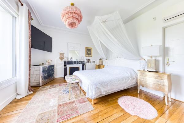 Découvrez cette superbe maison familiale aux prestations haut de gamme, pensée pour offrir confort, volumes et luminosité dans un environnement privilégié. Mitoyenne d’un seul côté, cette propriété séduit dès l’arrivée avec son portail coulissant et son vaste espace de stationnement pouvant accueillir jusqu’à trois véhicules.
À l’extérieur, tout a été imaginé pour profiter pleinement des beaux jours : agréable espace repas, coin détente, jardin soigneusement aménagé, piscine chauffée avec volet électrique, jacuzzi, ainsi qu’une généreuse terrasse permettant de recevoir famille et amis dans un cadre intimiste et ensoleillé. Exposé plein sud, le jardin bénéficie d’une luminosité exceptionnelle tout au long de la journée.
Quelques marches mènent à l’entrée de la maison, où vous découvrirez une magnifique pièce de vie baignée de lumière composée d’un salon séjour chaleureux et d’une cuisine ouverte moderne, entièrement équipée et aménagée. Son design épuré aux tons clairs permet de s’y projeter immédiatement. Une terrasse attenante offre un espace idéal pour profiter d’un café au soleil dès le matin.
Quelques marches plus bas, un second salon aux volumes impressionnants vient compléter les espaces de réception. Celui-ci s’ouvre sur une superbe véranda aménagée en cuisine d’été, entièrement équipée de baies vitrées accordéon permettant une ouverture totale sur le jardin et la piscine. Un véritable espace de vie dedans/dehors à l’esprit vacances et convivialité.
La maison dispose également d’un sous-sol total offrant de nombreuses possibilités d’aménagement : salle de sport, espace télétravail, atelier, buanderie, salle de jeux, cave ou stockage.
L’espace nuit est réparti sur deux étages desservis par un élégant escalier en colimaçon en bois.
Au premier étage, vous trouverez une première suite parentale avec terrasse privative, vue dégagée sur le jardin et la piscine, ainsi que sa salle de bain attenante. Une seconde très grande chambre, actuellement aménagée avec un vaste dressing, résulte de la réunion de deux chambres et peut facilement être redivisée afin de créer une chambre supplémentaire. Ce niveau comprend également une salle de bain familiale avec baignoire, double vasque et double douche communicante, ainsi qu’un WC indépendant.
Au dernier étage, les combles aménagés accueillent un superbe espace composé actuellement de deux pièces reliées, idéal pour un adolescent, une suite indépendante ou un espace salon/chambre. Cet étage dispose également de sa propre salle d’eau avec WC. Là encore, les volumes permettent facilement d’envisager une redistribution des espaces.
Aujourd’hui configurée avec 3 chambres, cette maison offre un fort potentiel d’aménagement et peut facilement être repensée pour accueillir jusqu’à 5 chambres selon les besoins.
Une propriété rare, aux volumes généreux et aux prestations de qualité, idéale pour une famille recherchant confort, modernité et espaces de vie exceptionnels.