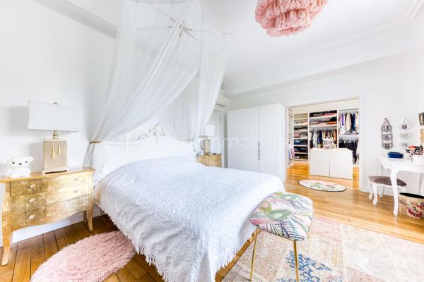 Découvrez cette superbe maison familiale aux prestations haut de gamme, pensée pour offrir confort, volumes et luminosité dans un environnement privilégié. Mitoyenne d’un seul côté, cette propriété séduit dès l’arrivée avec son portail coulissant et son vaste espace de stationnement pouvant accueillir jusqu’à trois véhicules.
À l’extérieur, tout a été imaginé pour profiter pleinement des beaux jours : agréable espace repas, coin détente, jardin soigneusement aménagé, piscine chauffée avec volet électrique, jacuzzi, ainsi qu’une généreuse terrasse permettant de recevoir famille et amis dans un cadre intimiste et ensoleillé. Exposé plein sud, le jardin bénéficie d’une luminosité exceptionnelle tout au long de la journée.
Quelques marches mènent à l’entrée de la maison, où vous découvrirez une magnifique pièce de vie baignée de lumière composée d’un salon séjour chaleureux et d’une cuisine ouverte moderne, entièrement équipée et aménagée. Son design épuré aux tons clairs permet de s’y projeter immédiatement. Une terrasse attenante offre un espace idéal pour profiter d’un café au soleil dès le matin.
Quelques marches plus bas, un second salon aux volumes impressionnants vient compléter les espaces de réception. Celui-ci s’ouvre sur une superbe véranda aménagée en cuisine d’été, entièrement équipée de baies vitrées accordéon permettant une ouverture totale sur le jardin et la piscine. Un véritable espace de vie dedans/dehors à l’esprit vacances et convivialité.
La maison dispose également d’un sous-sol total offrant de nombreuses possibilités d’aménagement : salle de sport, espace télétravail, atelier, buanderie, salle de jeux, cave ou stockage.
L’espace nuit est réparti sur deux étages desservis par un élégant escalier en colimaçon en bois.
Au premier étage, vous trouverez une première suite parentale avec terrasse privative, vue dégagée sur le jardin et la piscine, ainsi que sa salle de bain attenante. Une seconde très grande chambre, actuellement aménagée avec un vaste dressing, résulte de la réunion de deux chambres et peut facilement être redivisée afin de créer une chambre supplémentaire. Ce niveau comprend également une salle de bain familiale avec baignoire, double vasque et double douche communicante, ainsi qu’un WC indépendant.
Au dernier étage, les combles aménagés accueillent un superbe espace composé actuellement de deux pièces reliées, idéal pour un adolescent, une suite indépendante ou un espace salon/chambre. Cet étage dispose également de sa propre salle d’eau avec WC. Là encore, les volumes permettent facilement d’envisager une redistribution des espaces.
Aujourd’hui configurée avec 3 chambres, cette maison offre un fort potentiel d’aménagement et peut facilement être repensée pour accueillir jusqu’à 5 chambres selon les besoins.
Une propriété rare, aux volumes généreux et aux prestations de qualité, idéale pour une famille recherchant confort, modernité et espaces de vie exceptionnels.