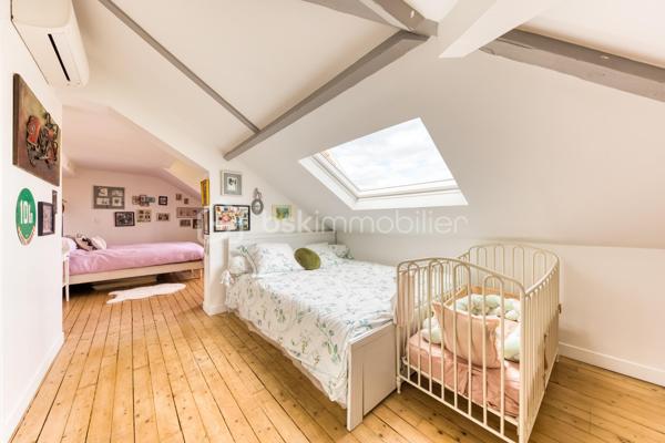Découvrez cette superbe maison familiale aux prestations haut de gamme, pensée pour offrir confort, volumes et luminosité dans un environnement privilégié. Mitoyenne d’un seul côté, cette propriété séduit dès l’arrivée avec son portail coulissant et son vaste espace de stationnement pouvant accueillir jusqu’à trois véhicules.
À l’extérieur, tout a été imaginé pour profiter pleinement des beaux jours : agréable espace repas, coin détente, jardin soigneusement aménagé, piscine chauffée avec volet électrique, jacuzzi, ainsi qu’une généreuse terrasse permettant de recevoir famille et amis dans un cadre intimiste et ensoleillé. Exposé plein sud, le jardin bénéficie d’une luminosité exceptionnelle tout au long de la journée.
Quelques marches mènent à l’entrée de la maison, où vous découvrirez une magnifique pièce de vie baignée de lumière composée d’un salon séjour chaleureux et d’une cuisine ouverte moderne, entièrement équipée et aménagée. Son design épuré aux tons clairs permet de s’y projeter immédiatement. Une terrasse attenante offre un espace idéal pour profiter d’un café au soleil dès le matin.
Quelques marches plus bas, un second salon aux volumes impressionnants vient compléter les espaces de réception. Celui-ci s’ouvre sur une superbe véranda aménagée en cuisine d’été, entièrement équipée de baies vitrées accordéon permettant une ouverture totale sur le jardin et la piscine. Un véritable espace de vie dedans/dehors à l’esprit vacances et convivialité.
La maison dispose également d’un sous-sol total offrant de nombreuses possibilités d’aménagement : salle de sport, espace télétravail, atelier, buanderie, salle de jeux, cave ou stockage.
L’espace nuit est réparti sur deux étages desservis par un élégant escalier en colimaçon en bois.
Au premier étage, vous trouverez une première suite parentale avec terrasse privative, vue dégagée sur le jardin et la piscine, ainsi que sa salle de bain attenante. Une seconde très grande chambre, actuellement aménagée avec un vaste dressing, résulte de la réunion de deux chambres et peut facilement être redivisée afin de créer une chambre supplémentaire. Ce niveau comprend également une salle de bain familiale avec baignoire, double vasque et double douche communicante, ainsi qu’un WC indépendant.
Au dernier étage, les combles aménagés accueillent un superbe espace composé actuellement de deux pièces reliées, idéal pour un adolescent, une suite indépendante ou un espace salon/chambre. Cet étage dispose également de sa propre salle d’eau avec WC. Là encore, les volumes permettent facilement d’envisager une redistribution des espaces.
Aujourd’hui configurée avec 3 chambres, cette maison offre un fort potentiel d’aménagement et peut facilement être repensée pour accueillir jusqu’à 5 chambres selon les besoins.
Une propriété rare, aux volumes généreux et aux prestations de qualité, idéale pour une famille recherchant confort, modernité et espaces de vie exceptionnels.