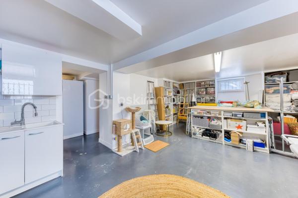 Découvrez cette superbe maison familiale aux prestations haut de gamme, pensée pour offrir confort, volumes et luminosité dans un environnement privilégié. Mitoyenne d’un seul côté, cette propriété séduit dès l’arrivée avec son portail coulissant et son vaste espace de stationnement pouvant accueillir jusqu’à trois véhicules.
À l’extérieur, tout a été imaginé pour profiter pleinement des beaux jours : agréable espace repas, coin détente, jardin soigneusement aménagé, piscine chauffée avec volet électrique, jacuzzi, ainsi qu’une généreuse terrasse permettant de recevoir famille et amis dans un cadre intimiste et ensoleillé. Exposé plein sud, le jardin bénéficie d’une luminosité exceptionnelle tout au long de la journée.
Quelques marches mènent à l’entrée de la maison, où vous découvrirez une magnifique pièce de vie baignée de lumière composée d’un salon séjour chaleureux et d’une cuisine ouverte moderne, entièrement équipée et aménagée. Son design épuré aux tons clairs permet de s’y projeter immédiatement. Une terrasse attenante offre un espace idéal pour profiter d’un café au soleil dès le matin.
Quelques marches plus bas, un second salon aux volumes impressionnants vient compléter les espaces de réception. Celui-ci s’ouvre sur une superbe véranda aménagée en cuisine d’été, entièrement équipée de baies vitrées accordéon permettant une ouverture totale sur le jardin et la piscine. Un véritable espace de vie dedans/dehors à l’esprit vacances et convivialité.
La maison dispose également d’un sous-sol total offrant de nombreuses possibilités d’aménagement : salle de sport, espace télétravail, atelier, buanderie, salle de jeux, cave ou stockage.
L’espace nuit est réparti sur deux étages desservis par un élégant escalier en colimaçon en bois.
Au premier étage, vous trouverez une première suite parentale avec terrasse privative, vue dégagée sur le jardin et la piscine, ainsi que sa salle de bain attenante. Une seconde très grande chambre, actuellement aménagée avec un vaste dressing, résulte de la réunion de deux chambres et peut facilement être redivisée afin de créer une chambre supplémentaire. Ce niveau comprend également une salle de bain familiale avec baignoire, double vasque et double douche communicante, ainsi qu’un WC indépendant.
Au dernier étage, les combles aménagés accueillent un superbe espace composé actuellement de deux pièces reliées, idéal pour un adolescent, une suite indépendante ou un espace salon/chambre. Cet étage dispose également de sa propre salle d’eau avec WC. Là encore, les volumes permettent facilement d’envisager une redistribution des espaces.
Aujourd’hui configurée avec 3 chambres, cette maison offre un fort potentiel d’aménagement et peut facilement être repensée pour accueillir jusqu’à 5 chambres selon les besoins.
Une propriété rare, aux volumes généreux et aux prestations de qualité, idéale pour une famille recherchant confort, modernité et espaces de vie exceptionnels.